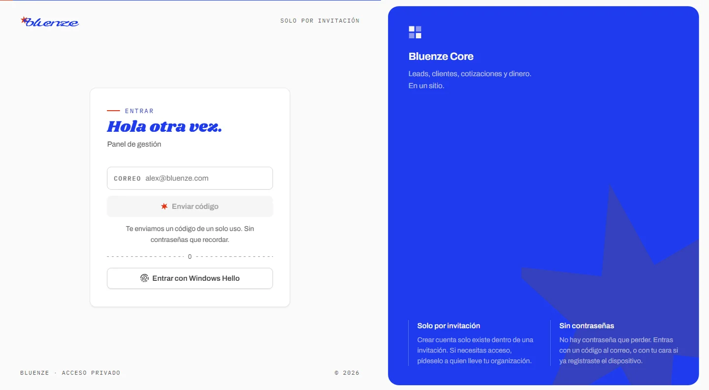 Pantalla de entrada de Bluenze Core: código de un solo uso al correo o huella, y el aviso de que se entra por invitación
