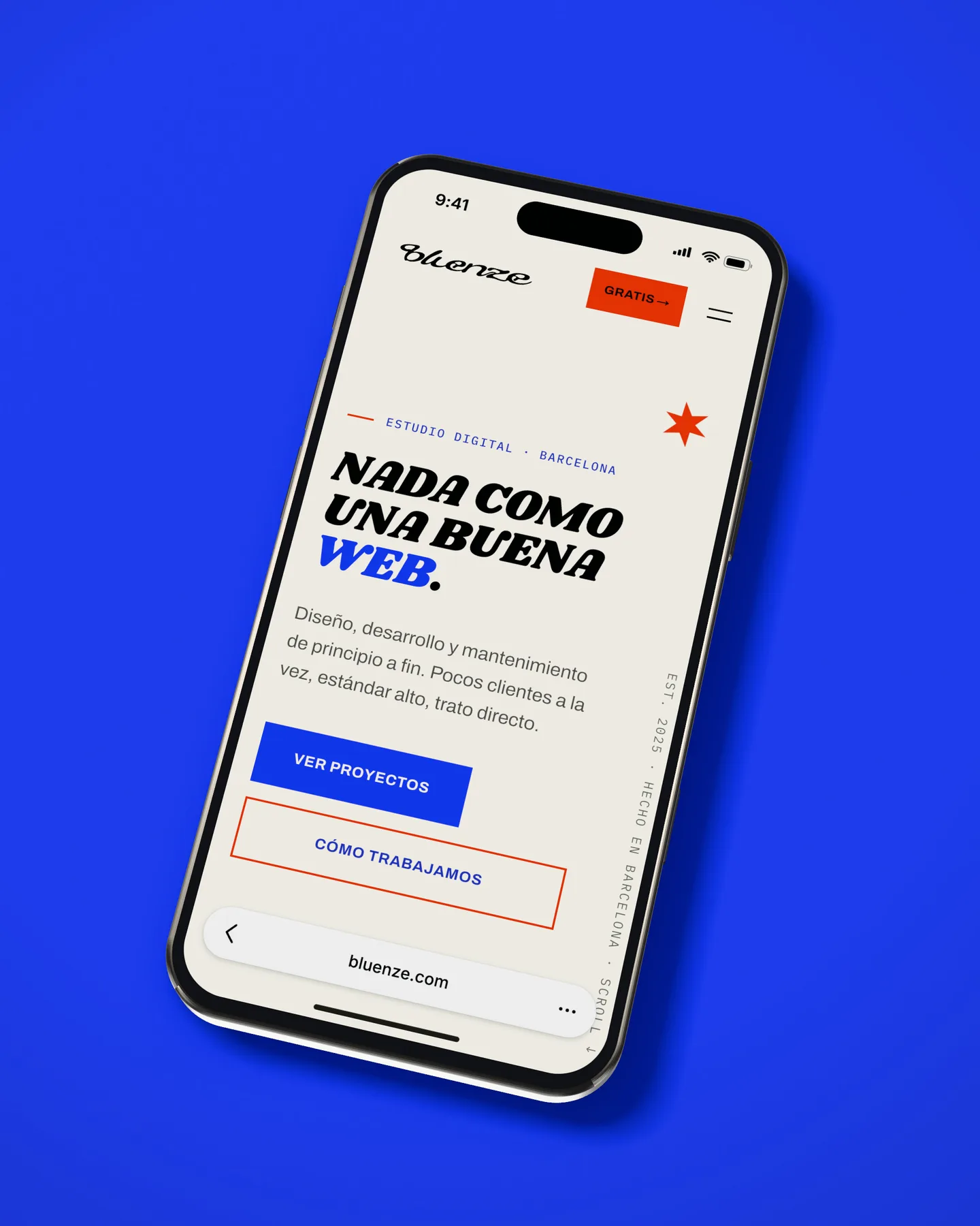 La web de Bluenze en un iPhone sobre la mesa