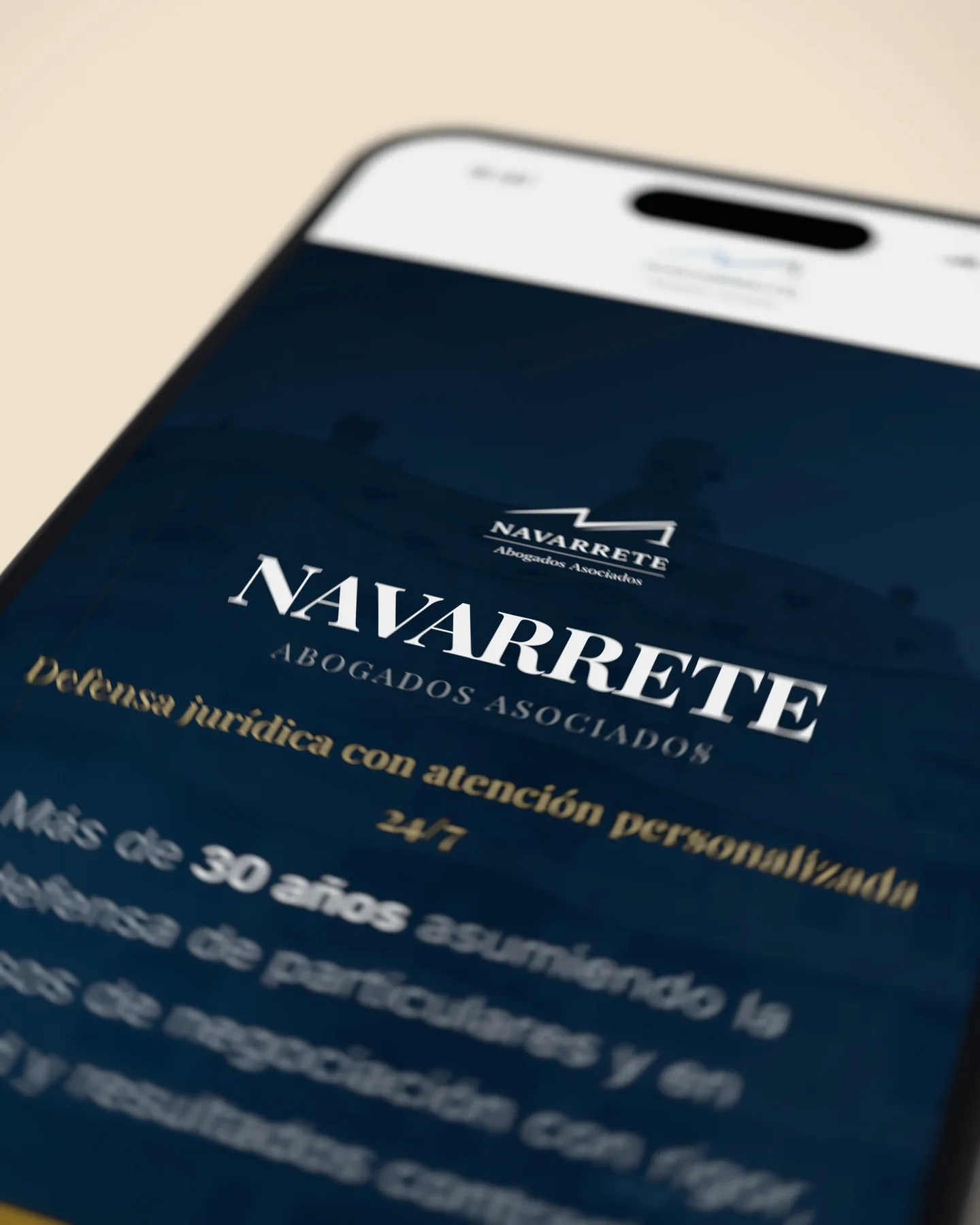 Primer plano de la web de Navarrete Abogados en el móvil