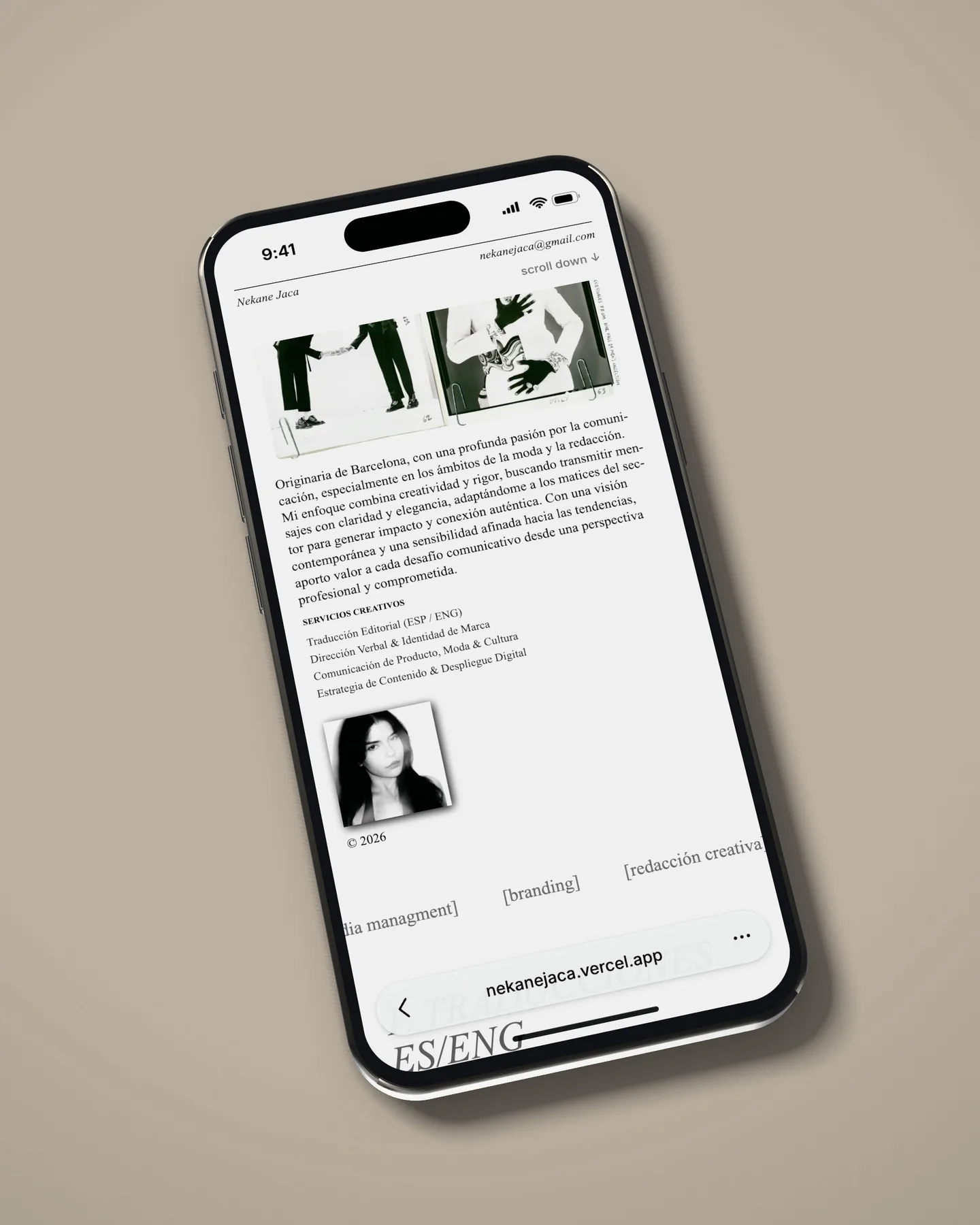 La web de Nekane Jaca en un iPhone sobre la mesa