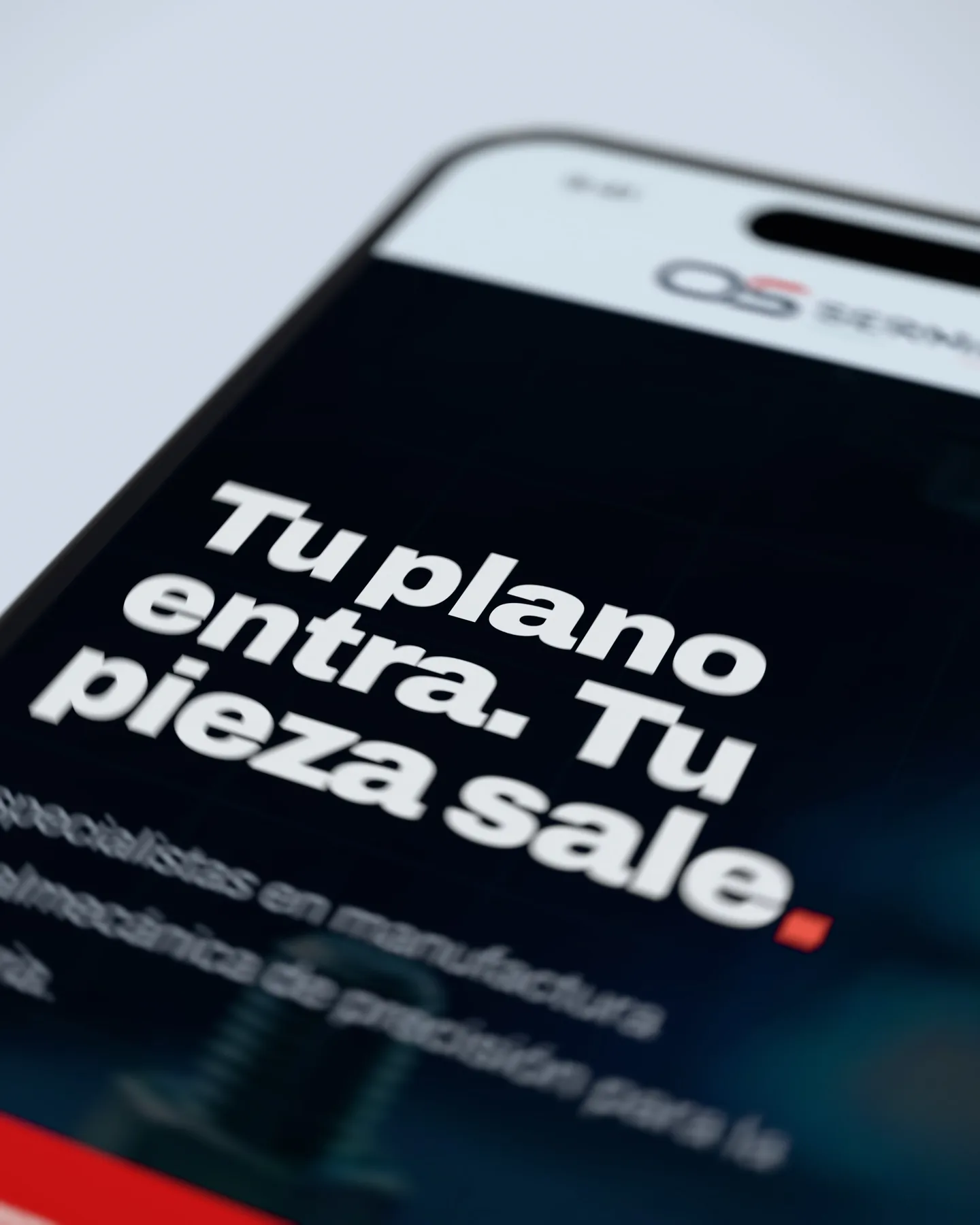 Primer plano de la web de OS SERMAQ en el móvil