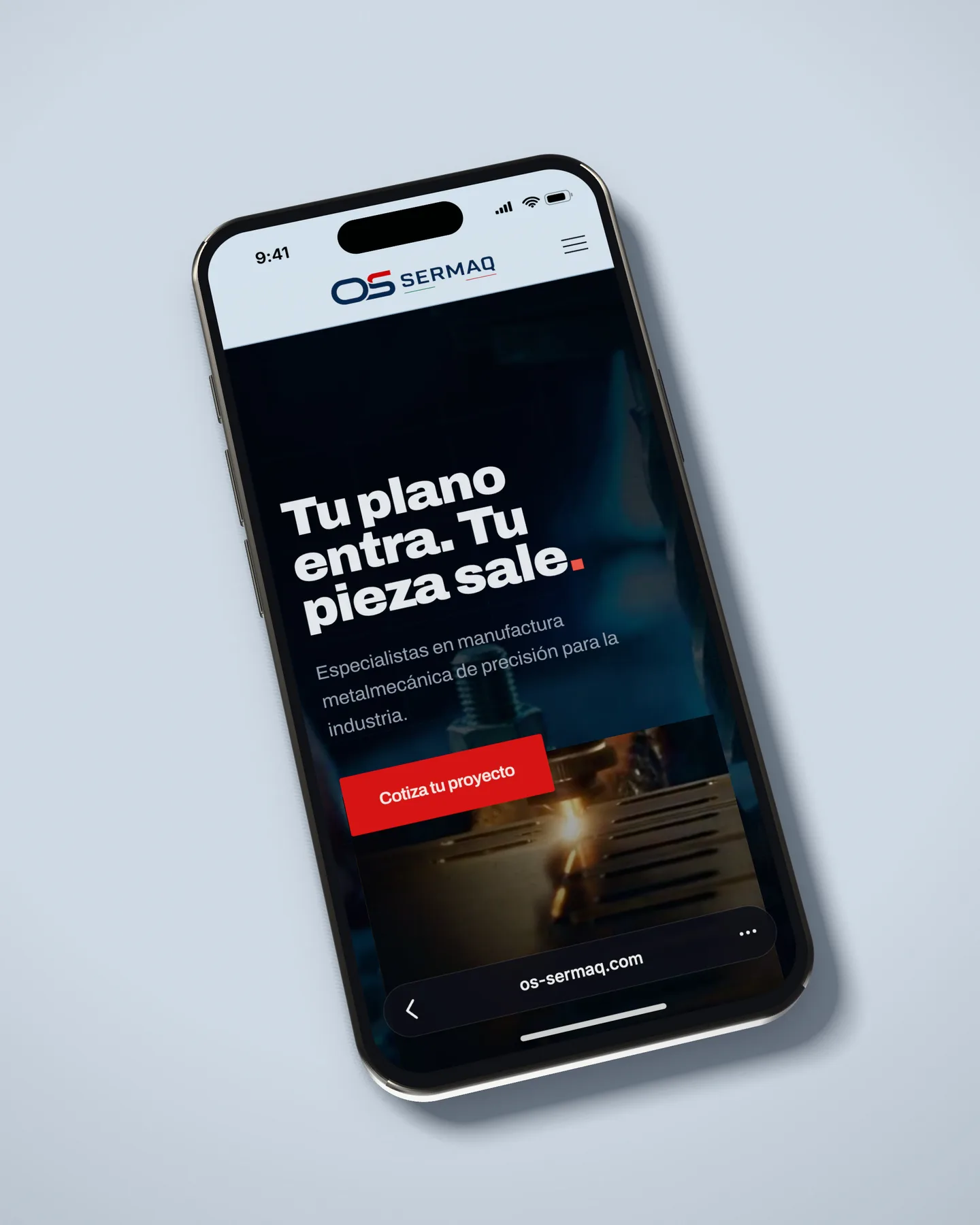 La web de OS SERMAQ en un iPhone sobre la mesa